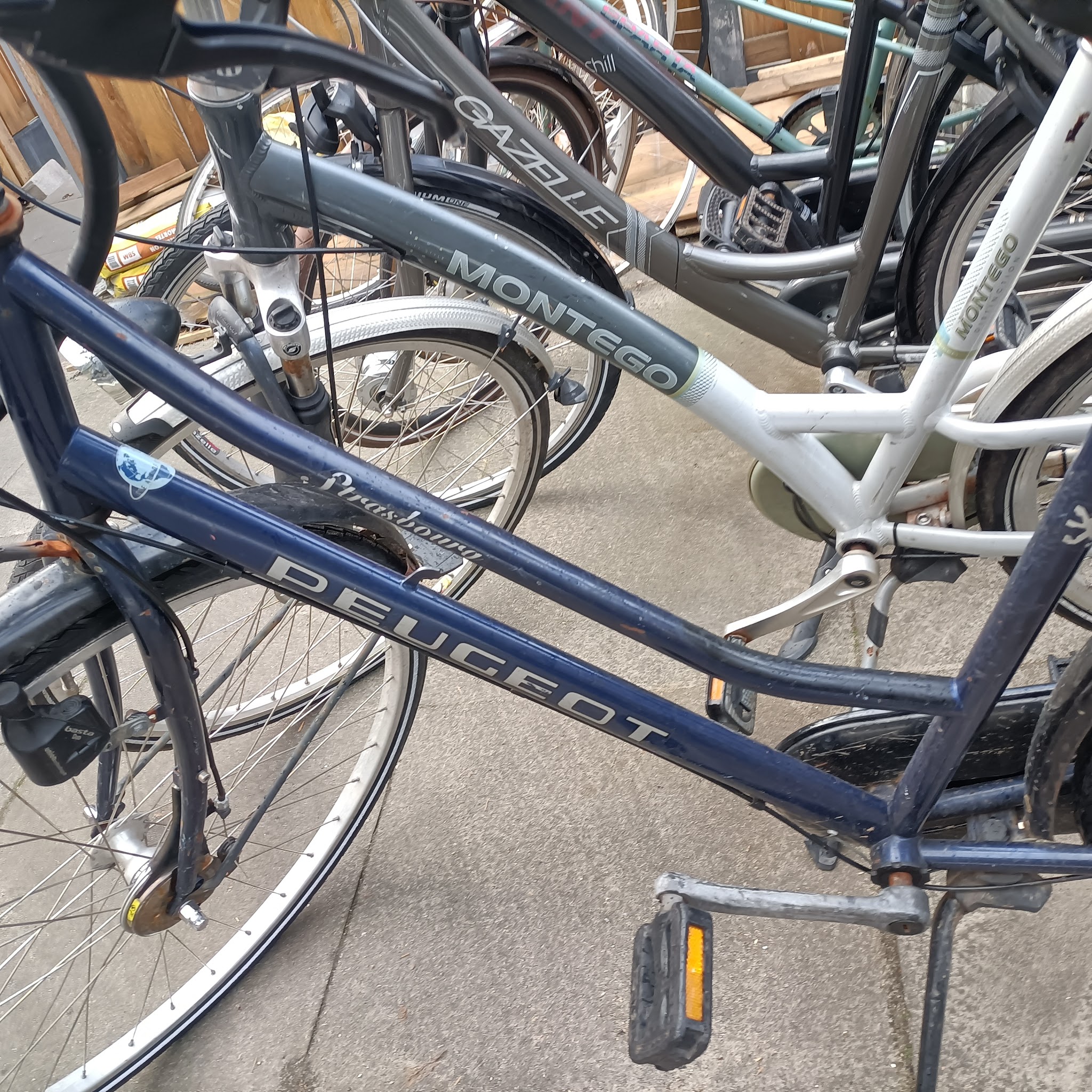 Meerdere fietsen naast elkaar die op reparatie wachten
